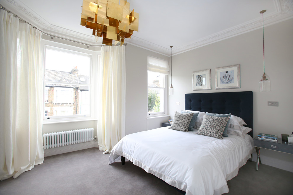 Diseño de dormitorio clásico renovado con paredes grises y moqueta