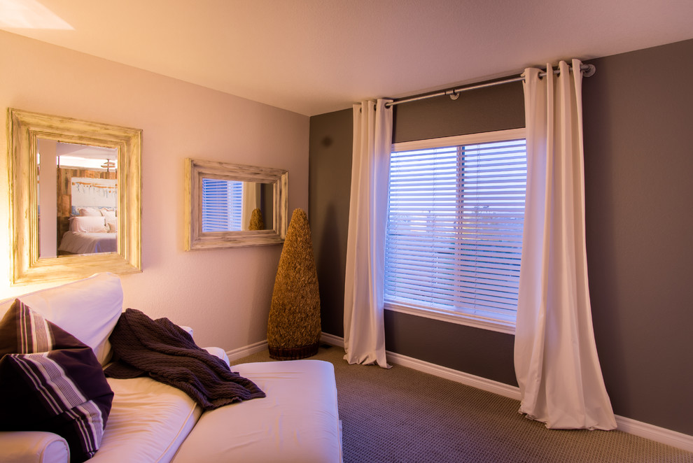 Mittelgroßes Landhausstil Hauptschlafzimmer ohne Kamin mit grauer Wandfarbe und Teppichboden in Denver