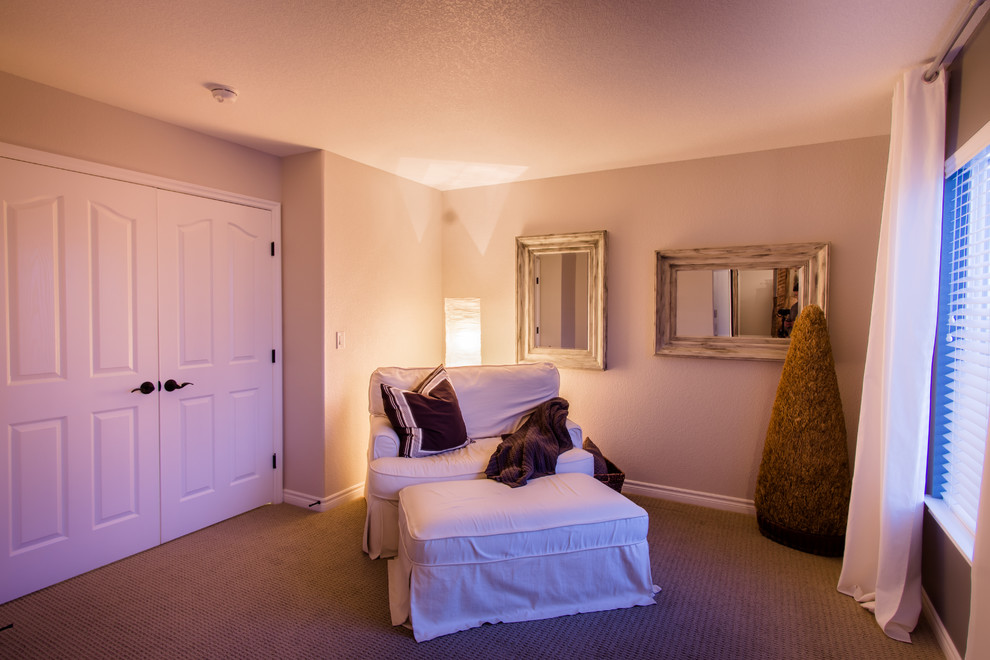 Mittelgroßes Country Hauptschlafzimmer ohne Kamin mit grauer Wandfarbe und Teppichboden in Denver