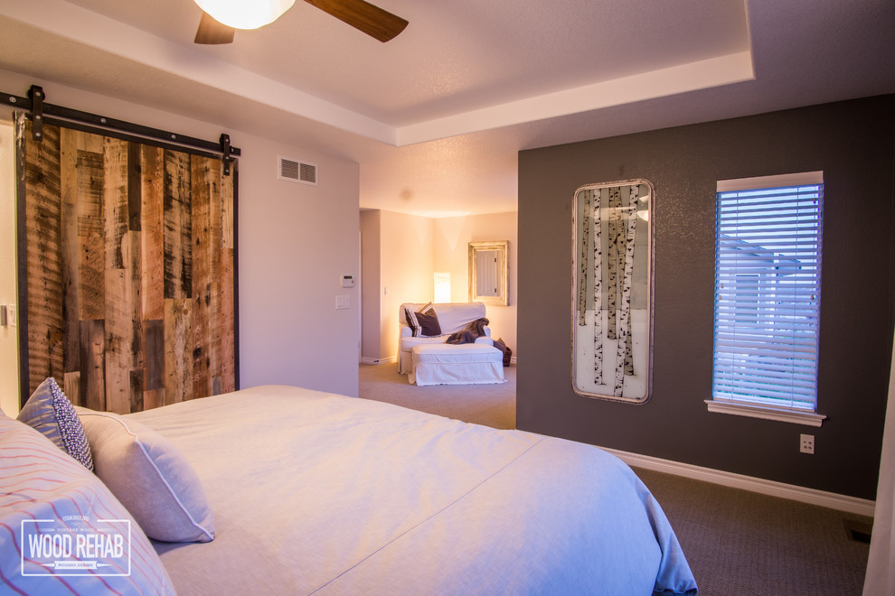 Источник вдохновения для домашнего уюта: хозяйская спальня среднего размера в стиле кантри с серыми стенами и ковровым покрытием без камина