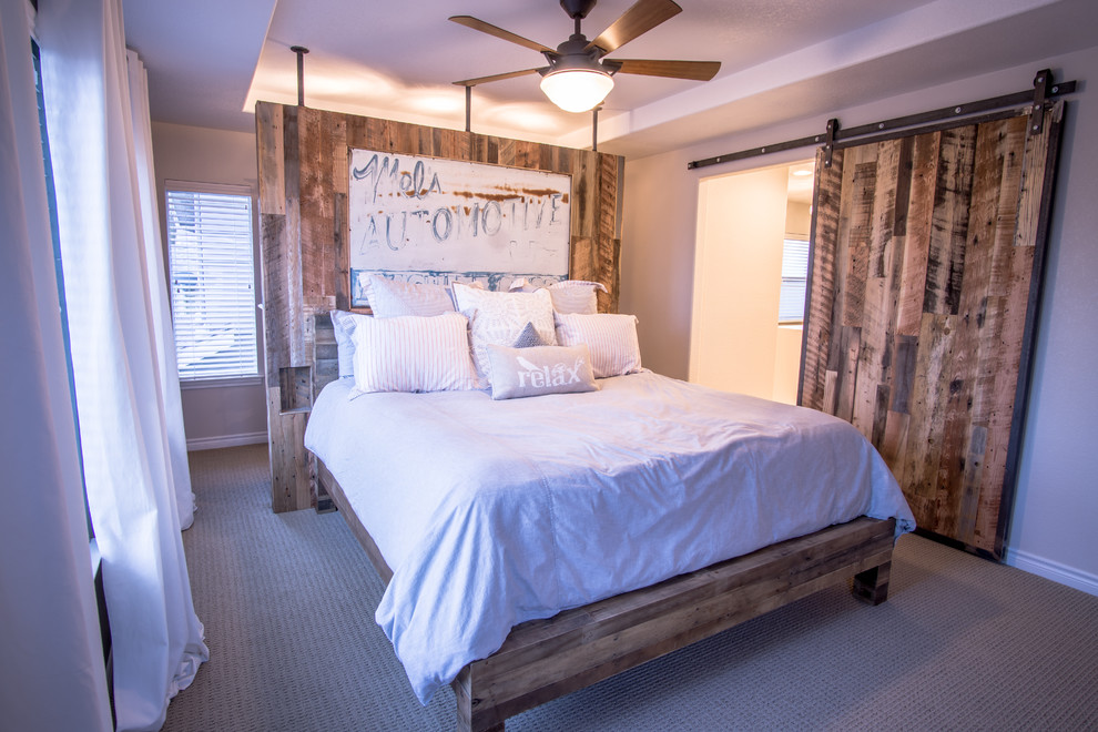 Mittelgroßes Landhaus Hauptschlafzimmer ohne Kamin mit grauer Wandfarbe und Teppichboden in Denver