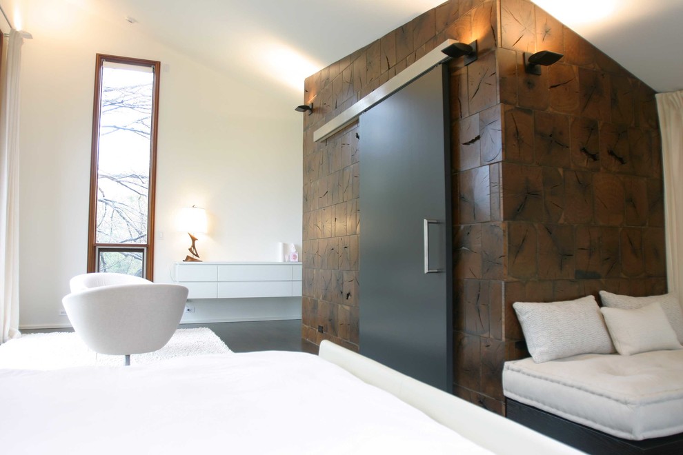Imagen de dormitorio principal minimalista con paredes blancas
