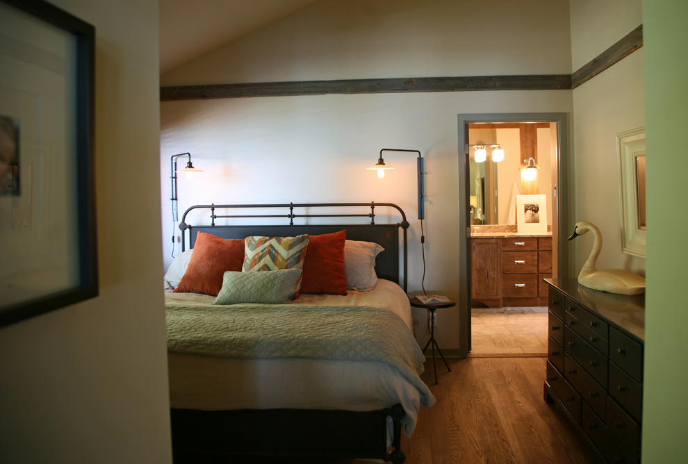 Industrial Hauptschlafzimmer mit beiger Wandfarbe und hellem Holzboden in Milwaukee