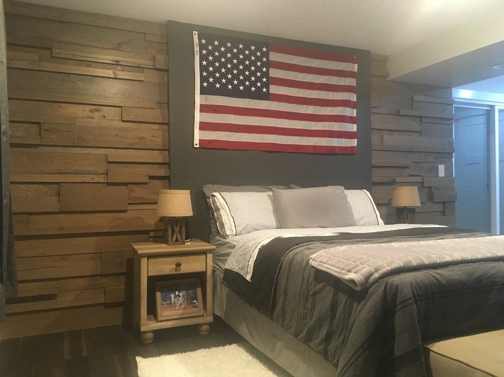 Diseño de habitación de invitados de estilo americano de tamaño medio con paredes grises, suelo de madera oscura y suelo multicolor