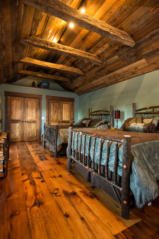 Mittelgroßes Landhausstil Gästezimmer ohne Kamin mit blauer Wandfarbe und braunem Holzboden in Cleveland