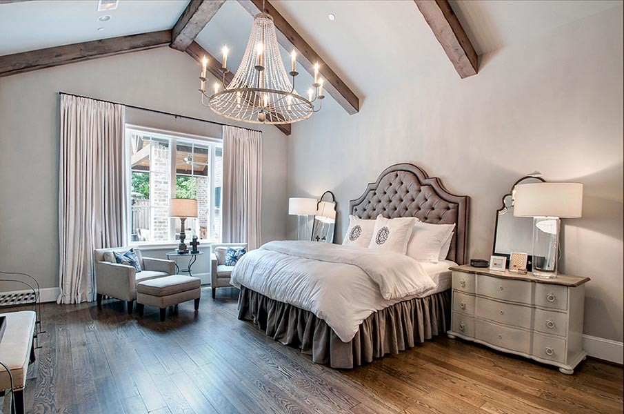 Großes Shabby-Look Hauptschlafzimmer mit grauer Wandfarbe, dunklem Holzboden und braunem Boden in Houston