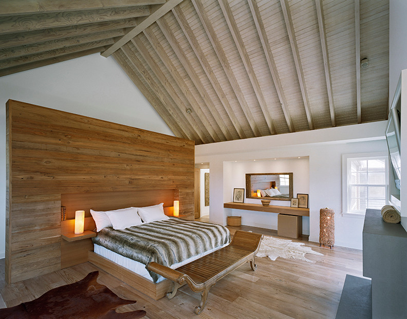 Пример оригинального дизайна: большая хозяйская спальня в стиле рустика с паркетным полом среднего тона, белыми стенами и коричневым полом без камина