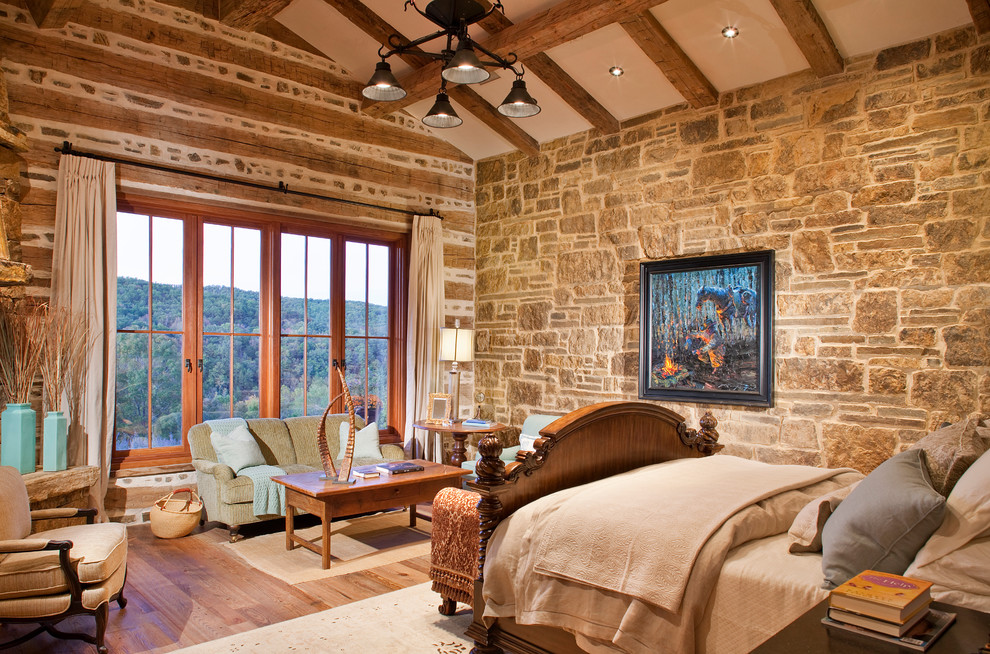 Ejemplo de habitación de invitados rural de tamaño medio sin chimenea con paredes beige, suelo de madera clara, suelo beige y vigas vistas