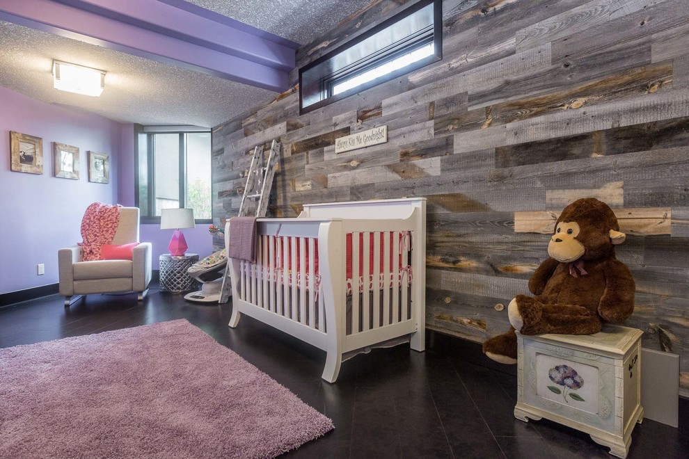 カルガリーにあるカントリー風のおしゃれな赤ちゃん部屋の写真
