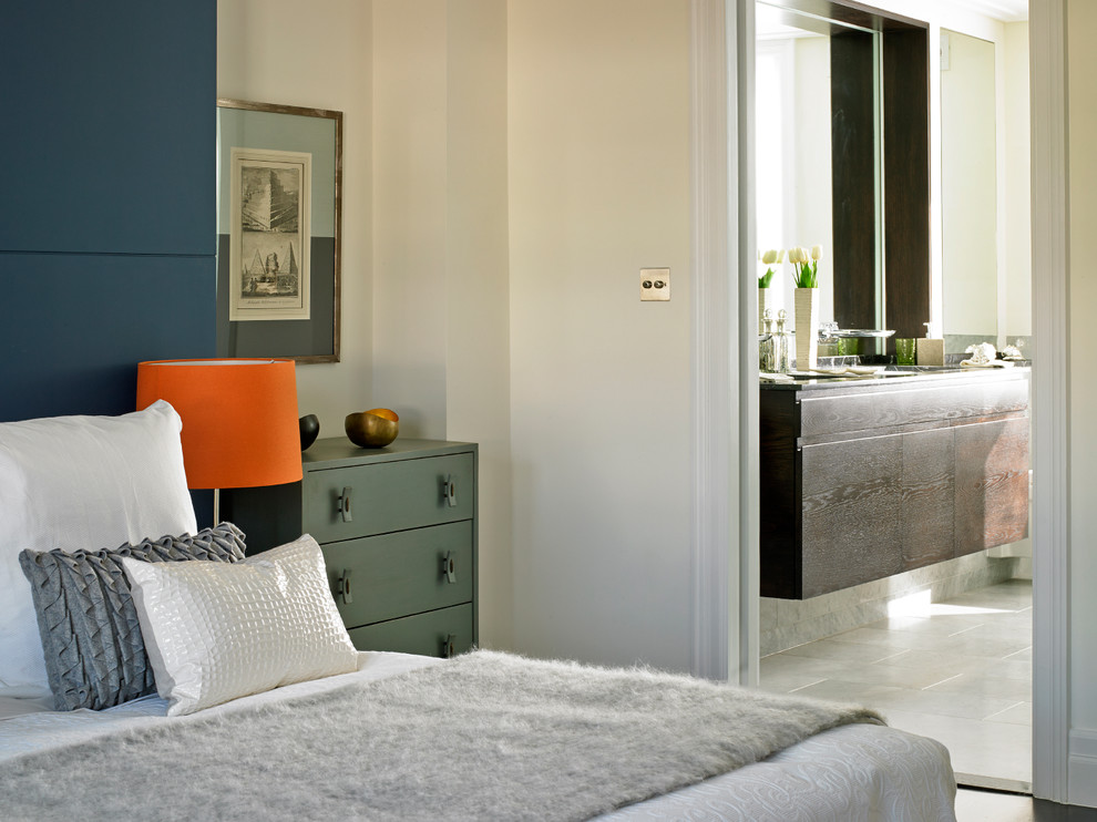 На фото: большая хозяйская спальня в современном стиле с синими стенами и темным паркетным полом с