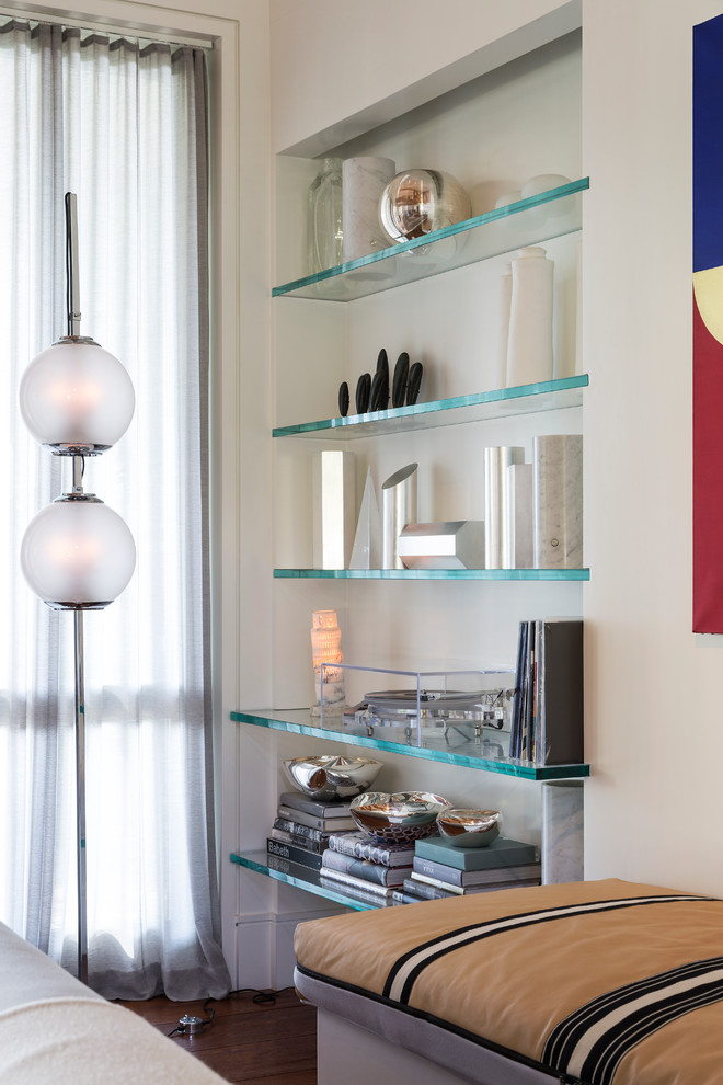 Imagen de habitación de invitados minimalista de tamaño medio sin chimenea con paredes blancas, suelo de madera oscura y suelo azul