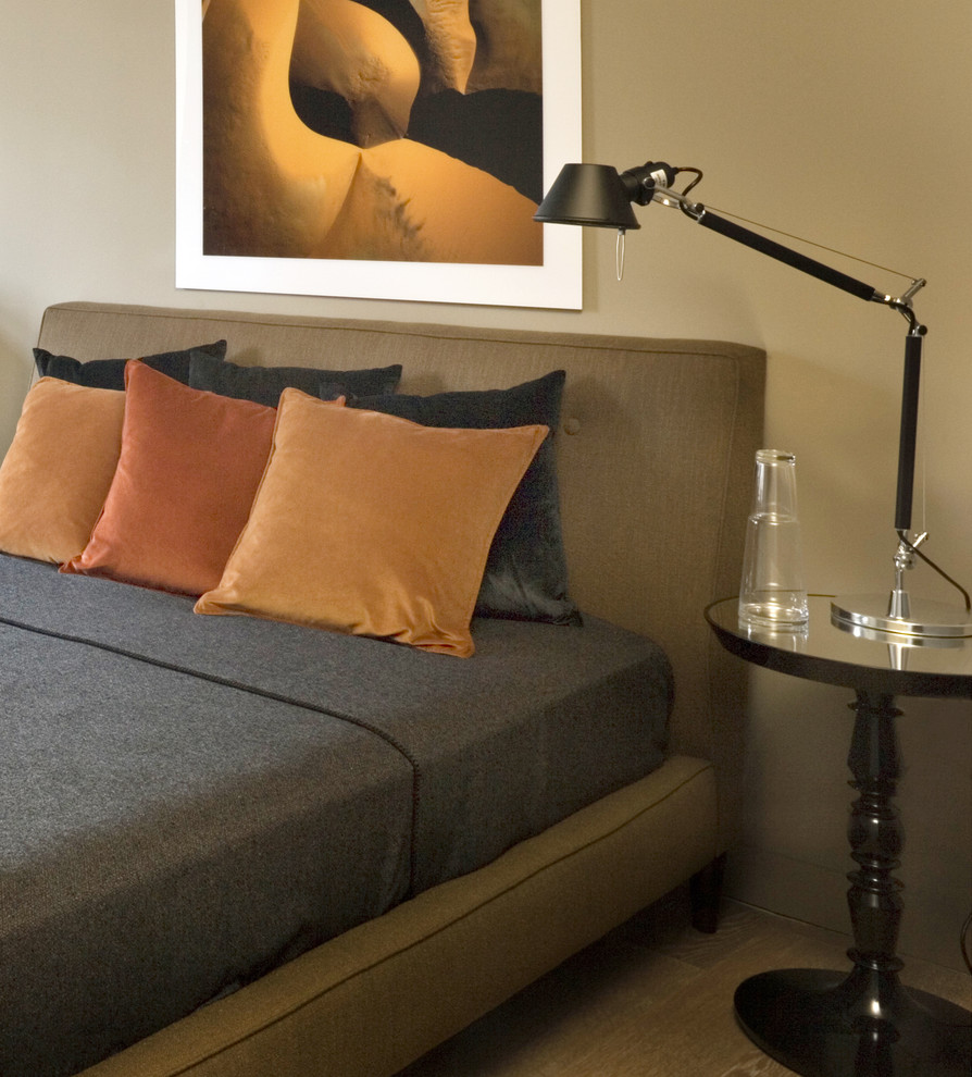 Стильный дизайн: спальня в стиле фьюжн с коричневыми стенами и темным паркетным полом - последний тренд