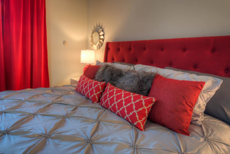 На фото: гостевая спальня среднего размера, (комната для гостей) в стиле неоклассика (современная классика) с серыми стенами, полом из ламината и серым полом