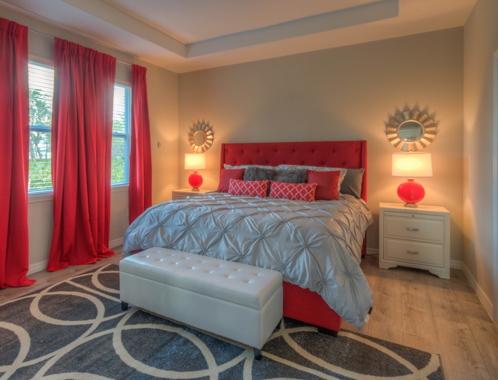 Diseño de dormitorio principal clásico renovado de tamaño medio con paredes grises, suelo laminado y suelo gris