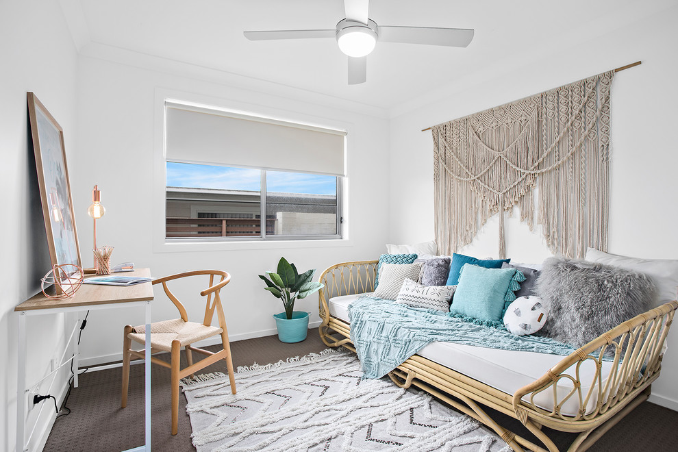 Maritimes Schlafzimmer mit weißer Wandfarbe, Teppichboden und braunem Boden in Sonstige