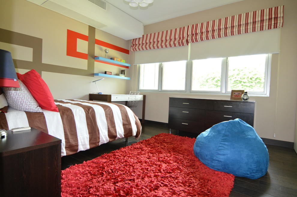На фото: спальня среднего размера в стиле модернизм с коричневыми стенами и темным паркетным полом