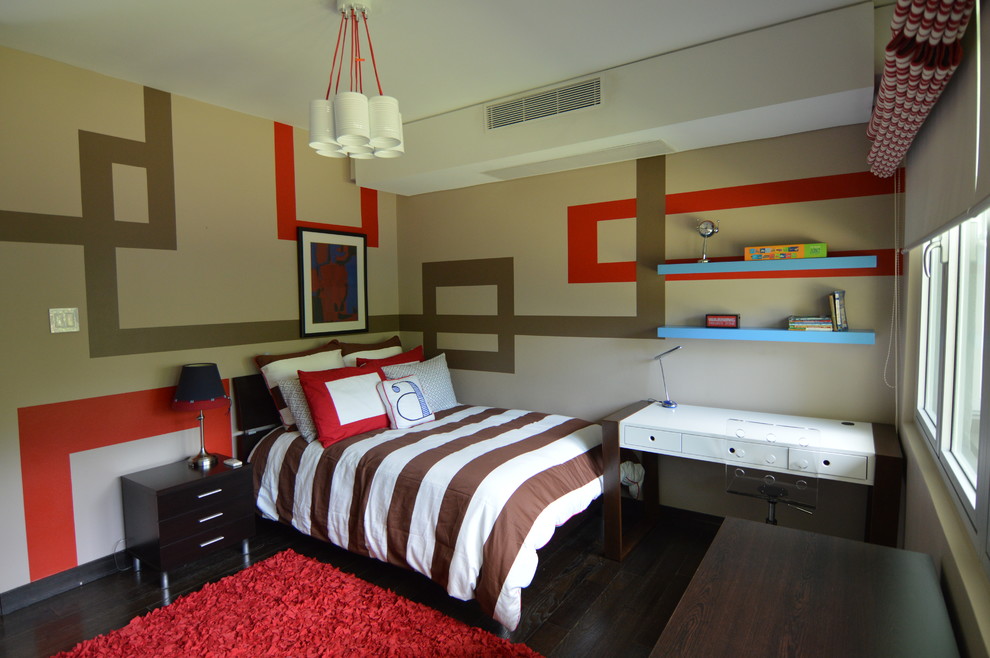 ヒューストンにある中くらいなモダンスタイルのおしゃれな寝室 (茶色い壁、濃色無垢フローリング)