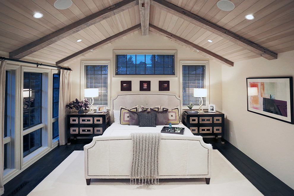 Свежая идея для дизайна: большая хозяйская спальня в современном стиле с бежевыми стенами, темным паркетным полом и коричневым полом без камина - отличное фото интерьера