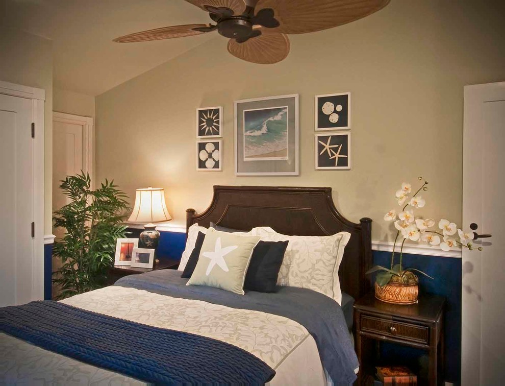 Bedroom - tropical bedroom idea in Miami