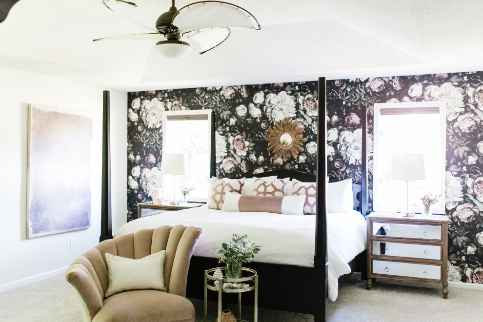 Свежая идея для дизайна: хозяйская спальня среднего размера в стиле неоклассика (современная классика) с черными стенами, ковровым покрытием и серым полом - отличное фото интерьера