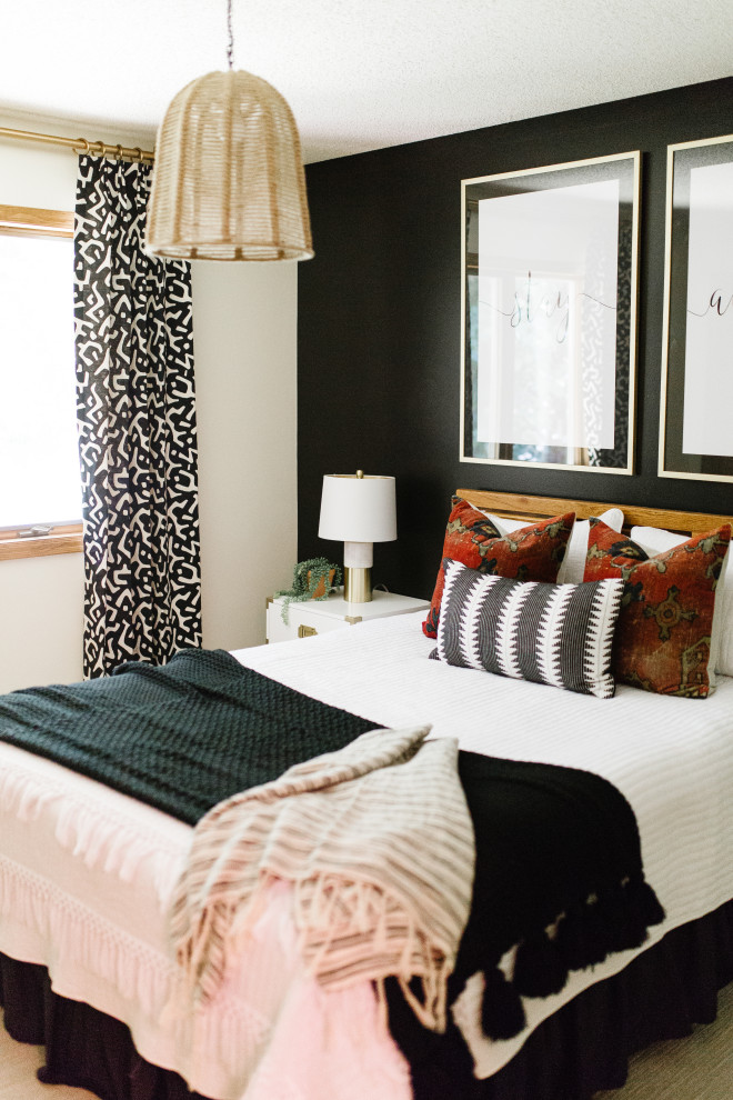 Idee per una camera degli ospiti classica di medie dimensioni con pareti nere, moquette e pavimento beige