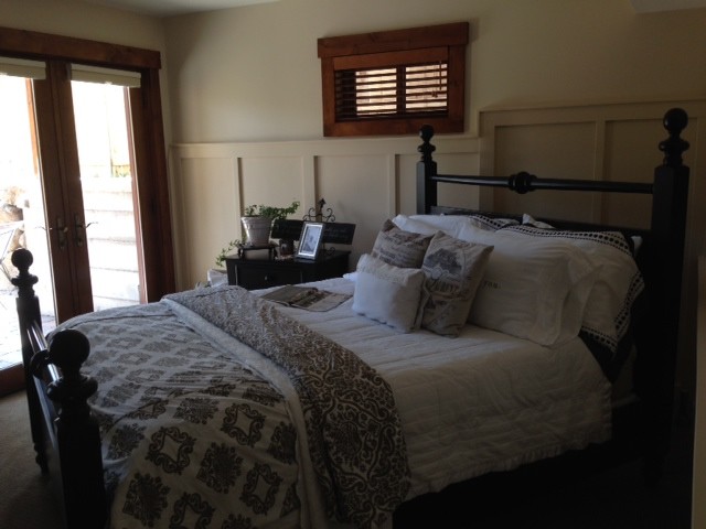 Photo of a small traditional bedroom in Sacramento with beige walls and carpet.
