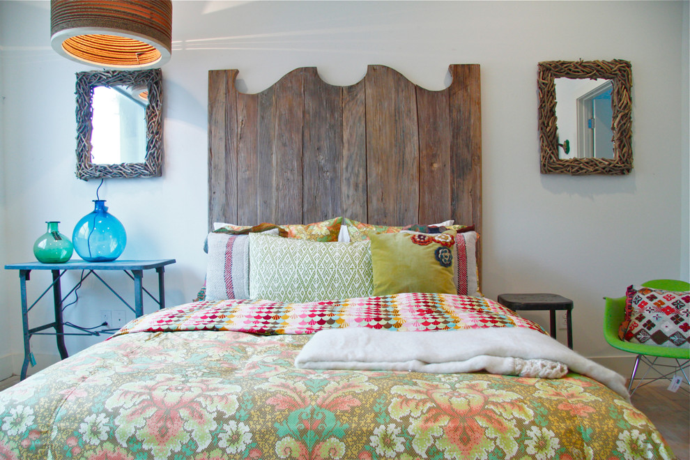 Foto di una camera da letto eclettica con pareti bianche e abbinamento di mobili antichi e moderni