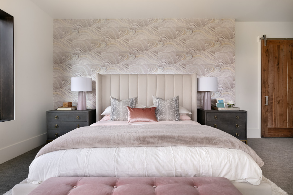 ソルトレイクシティにあるコンテンポラリースタイルのおしゃれな客用寝室 (白い壁、カーペット敷き、暖炉なし、グレーの床、壁紙) のインテリア