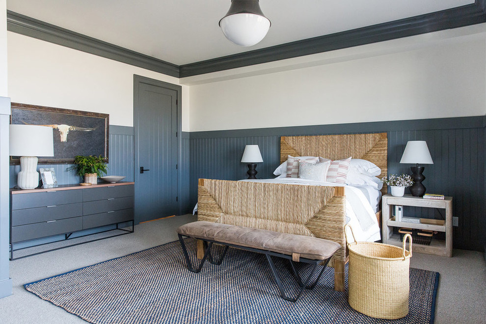 ソルトレイクシティにある広いカントリー風のおしゃれな客用寝室 (カーペット敷き、グレーの床) のインテリア