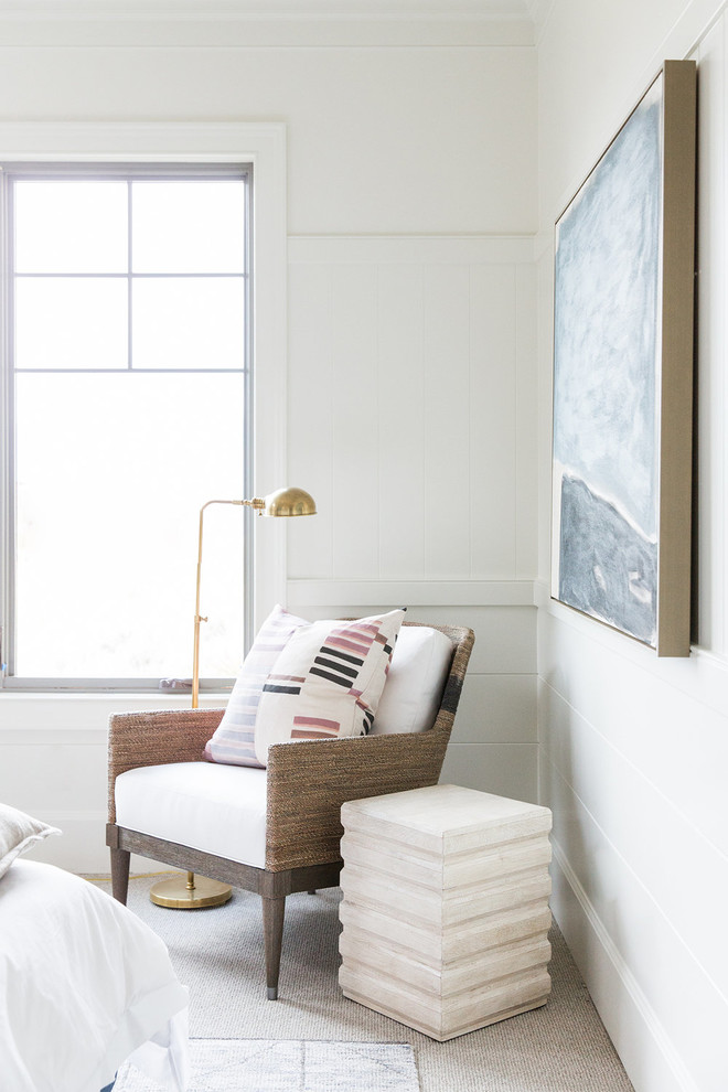 Modelo de habitación de invitados campestre grande con paredes blancas, moqueta y suelo beige