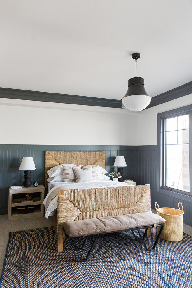 ソルトレイクシティにある広いカントリー風のおしゃれな客用寝室 (カーペット敷き、ベージュの床、白い壁、照明)