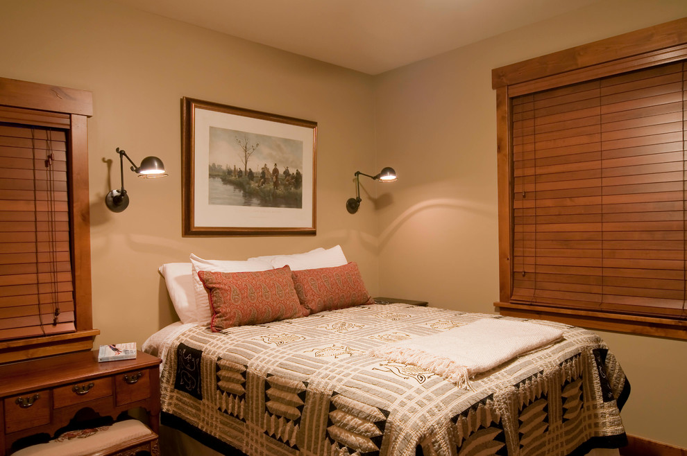 Esempio di una camera da letto stile rurale di medie dimensioni con pareti beige e moquette