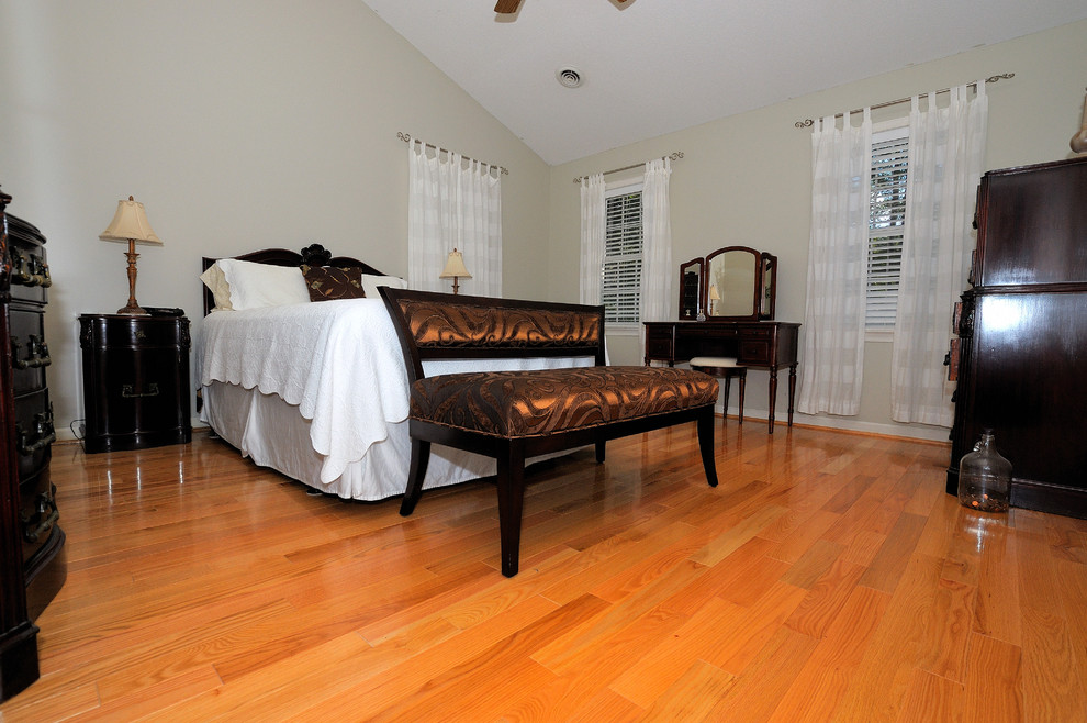 Идея дизайна: спальня в классическом стиле с оранжевым полом