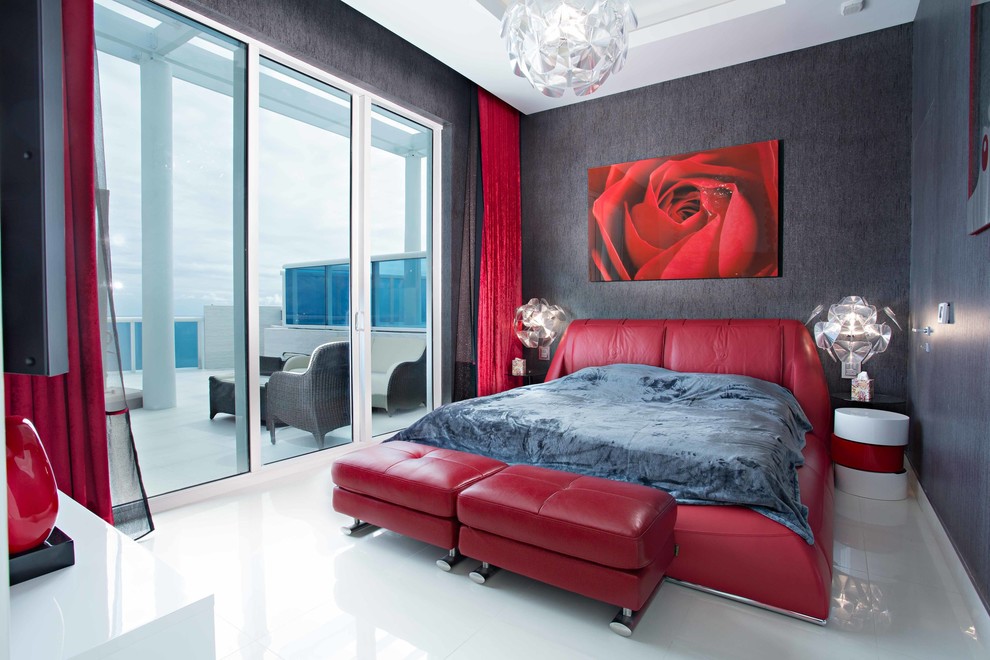 マイアミにある中くらいなコンテンポラリースタイルのおしゃれな客用寝室 (ベージュの床、セラミックタイルの床、グレーの壁、赤いカーテン)