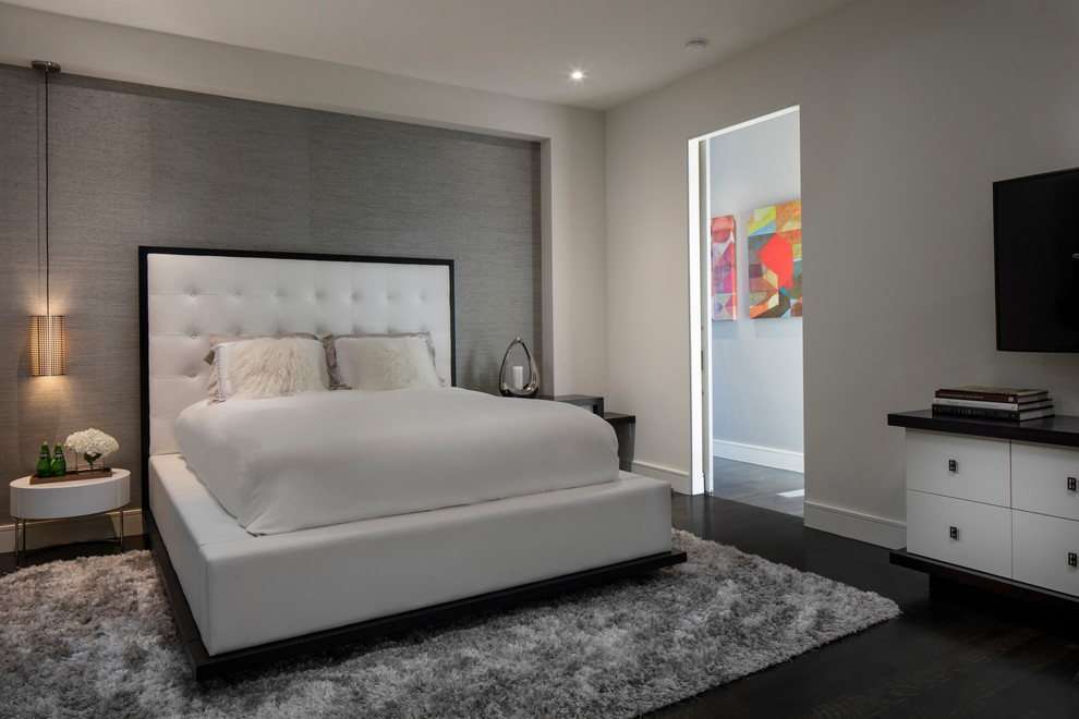 На фото: большая гостевая спальня (комната для гостей) в стиле модернизм с темным паркетным полом и коричневым полом с