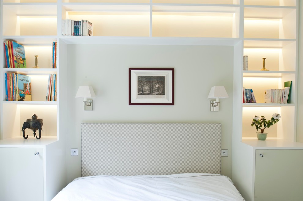 Bedroom - modern bedroom idea in London