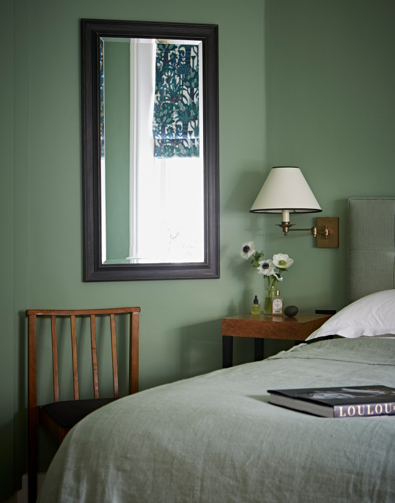 Imagen de dormitorio principal clásico grande con paredes verdes, suelo de madera clara y suelo beige