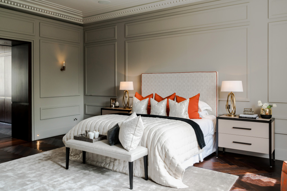 ロンドンにあるコンテンポラリースタイルのおしゃれな寝室 (グレーの壁、濃色無垢フローリング、茶色い床、パネル壁) のレイアウト
