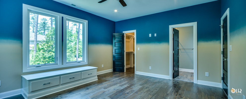 Imagen de dormitorio clásico renovado con paredes multicolor, suelo de madera clara y suelo beige