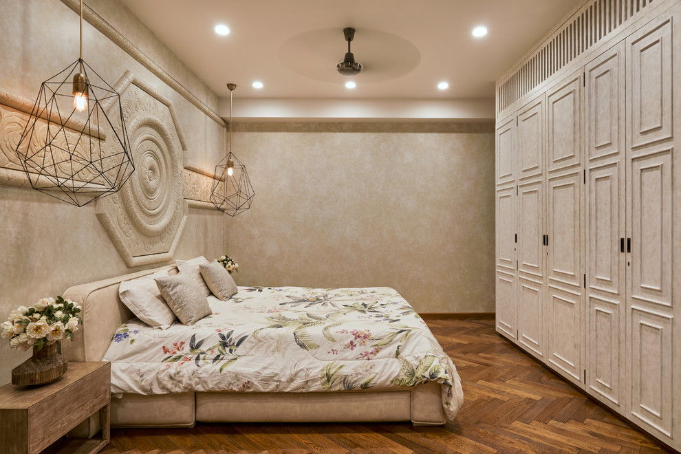 Mittelgroßes Modernes Schlafzimmer mit beiger Wandfarbe, dunklem Holzboden und braunem Boden in Bangalore