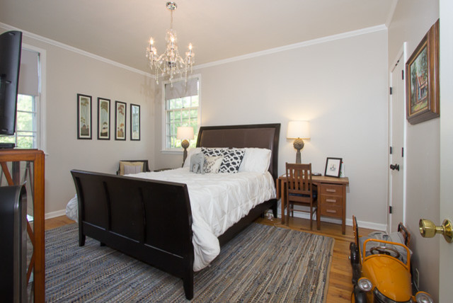 Foto de dormitorio principal clásico de tamaño medio con paredes blancas y suelo de madera en tonos medios