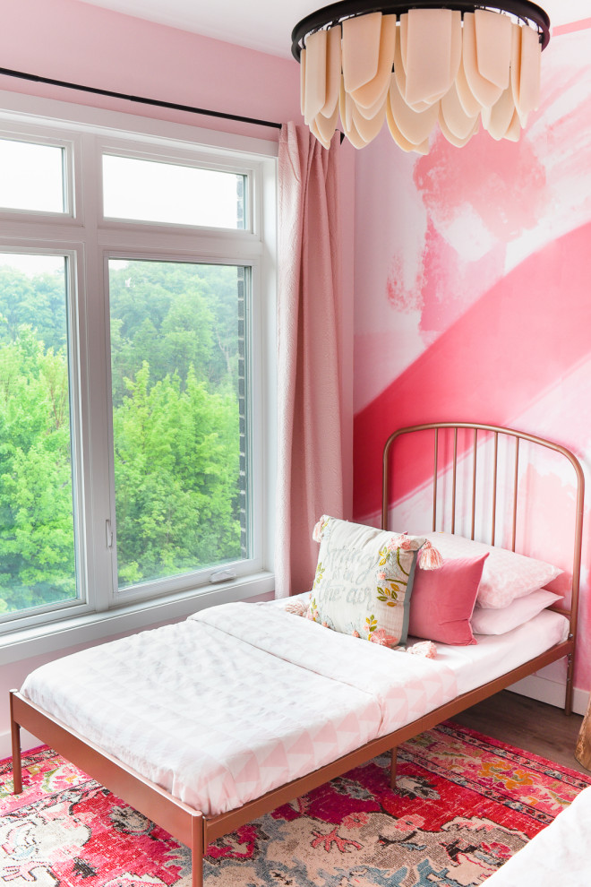 Immagine di una piccola camera degli ospiti contemporanea con pareti rosa, pavimento in vinile, pavimento marrone e pannellatura