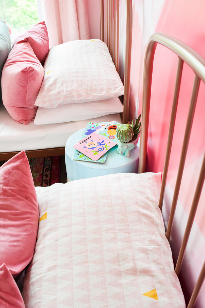 トロントにある小さなコンテンポラリースタイルのおしゃれな客用寝室 (ピンクの壁、クッションフロア、茶色い床、パネル壁) のインテリア