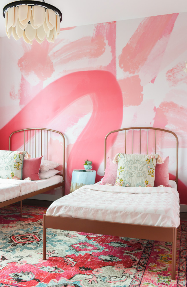 На фото: маленькая гостевая спальня (комната для гостей) в современном стиле с розовыми стенами, полом из винила, коричневым полом и панелями на части стены для на участке и в саду