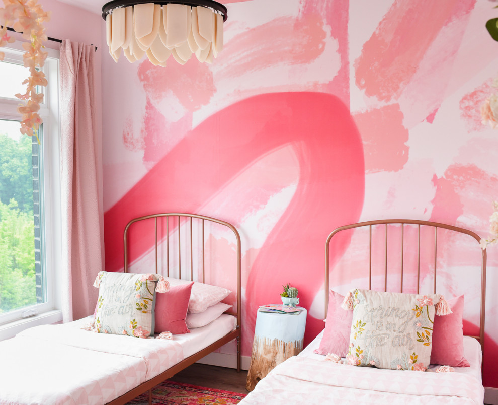 Cette image montre une petite chambre d'amis design avec un mur rose, un sol en vinyl, un sol marron et du lambris.