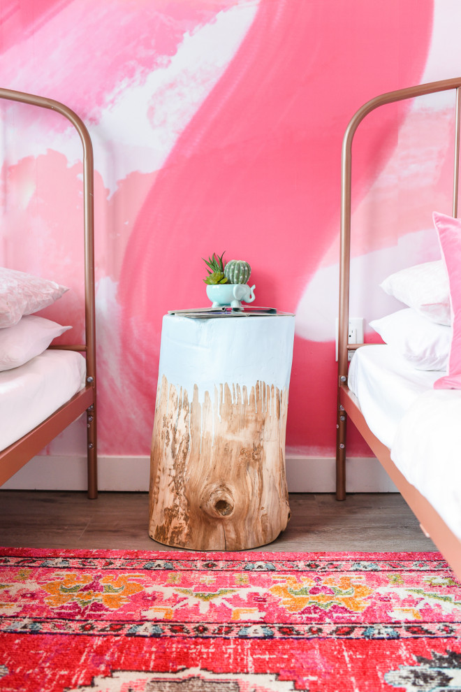 Modelo de habitación de invitados contemporánea pequeña con paredes rosas, suelo vinílico, suelo marrón y panelado