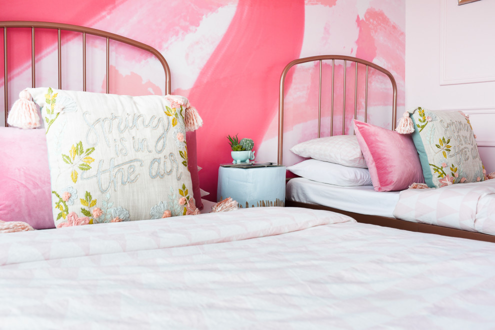 トロントにある小さなコンテンポラリースタイルのおしゃれな客用寝室 (ピンクの壁、クッションフロア、茶色い床、パネル壁)