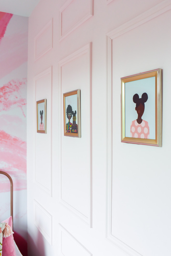 Kleines Modernes Gästezimmer mit rosa Wandfarbe, Vinylboden, braunem Boden und Wandpaneelen in Toronto