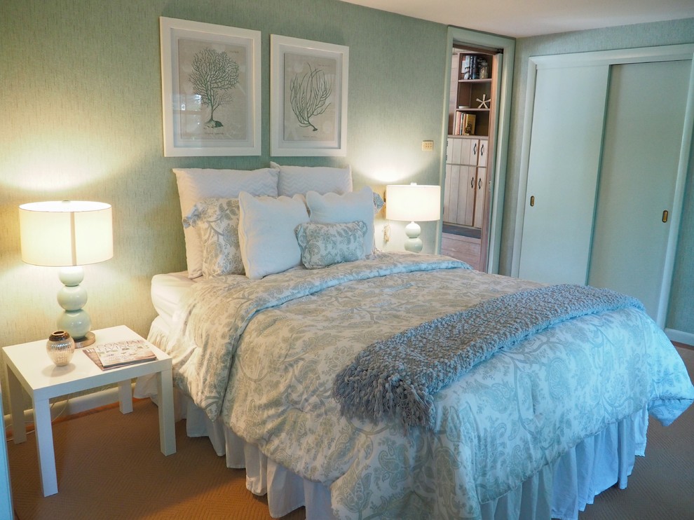 ボストンにある中くらいなビーチスタイルのおしゃれな客用寝室 (青い壁、無垢フローリング) のインテリア