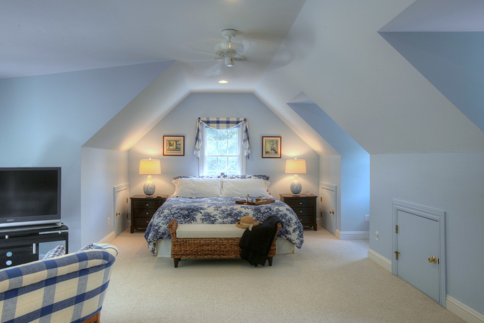 Bild på ett mellanstort vintage gästrum, med blå väggar och heltäckningsmatta